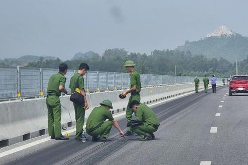 Thanh Hóa: Lấy mẫu giám định vụ nghi đổ hóa chất phá hoại cao tốc