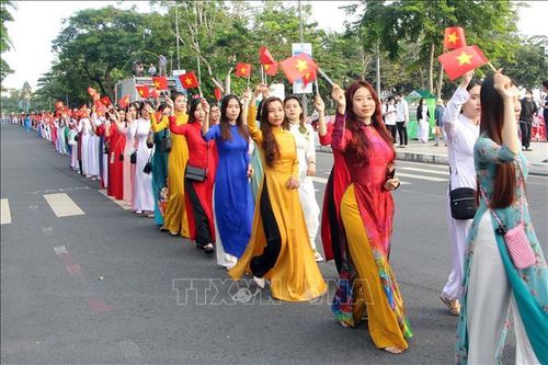 Phụ nữ Việt Nam trung hậu - đảm đang - tài năng - anh hùng