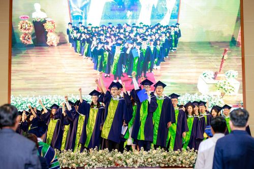 Nghề y là thanh cao, càng phải giữ khí tiết cho trong sạch