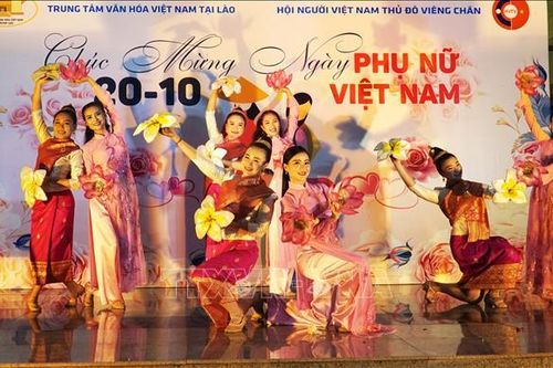 Nữ kiều bào tại Lào 'giỏi việc nước, đảm việc nhà'