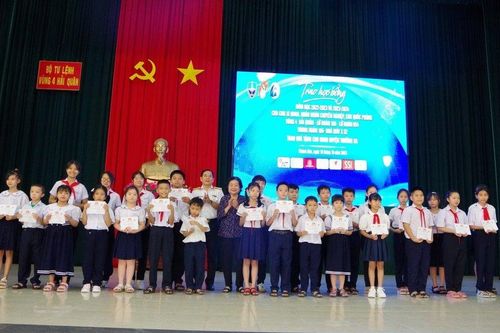 Vùng 4 Hải quân phối hợp trao học bổng Vừ A Dính cho 570 học sinh