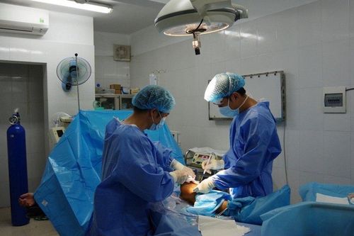Cấp cứu ngư dân Quảng Ngãi bị tai nạn lao động trên biển