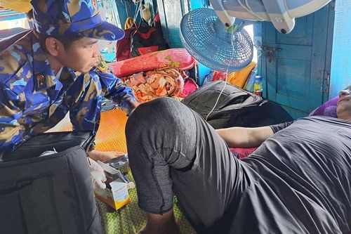 Tàu Trường Sa 04 cấp cứu cho ngư dân Quảng Ngãi bị ngộ độc trên biển