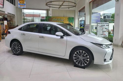 Giá lăn bánh Toyota Corolla Altis 2023: Rẻ nhất 800 triệu đồng