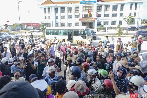 Bí thư và Chủ tịch tỉnh Quảng Nam trực tiếp ra cảng đón các ngư dân gặp nạn trên biển trở về
