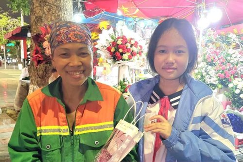 Nữ sinh lớp 6 Hải Phòng tự tay làm 100 bông hoa tri ân các cô lao công dịp 20/10
