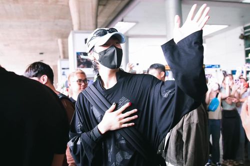 Bạn thân Lisa hạ cánh tại Việt Nam: Đội nón lá, check-in chuẩn 'rể Việt'
