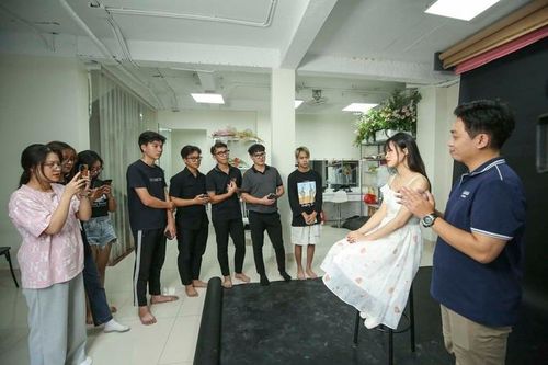 Suýt bị chia tay vì chụp ảnh người yêu quá xấu, nhiều bạn trẻ ở Hà Nội chi tiền triệu đi học chụp hình bằng điện thoại