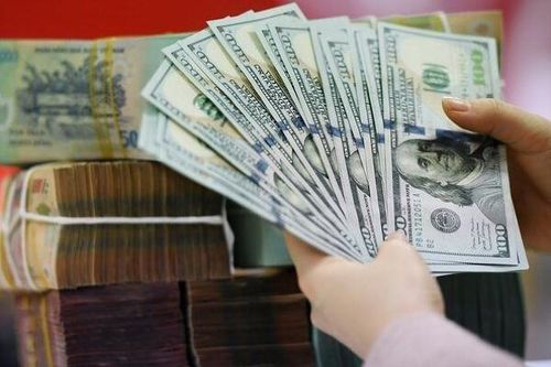Giá bán USD tại ngân hàng tiến sát 24.800 đồng