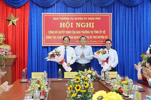 Bàn giao nhiệm vụ Bí thư Huyện ủy Châu Phú và bầu chức danh Chủ tịch UBND huyện Châu Phú, nhiệm kỳ 2021 - 2026