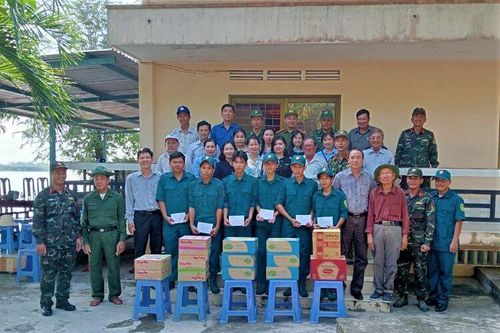 Thường trực Thành ủy Châu Đốc thăm, tặng quà các chốt biên giới
