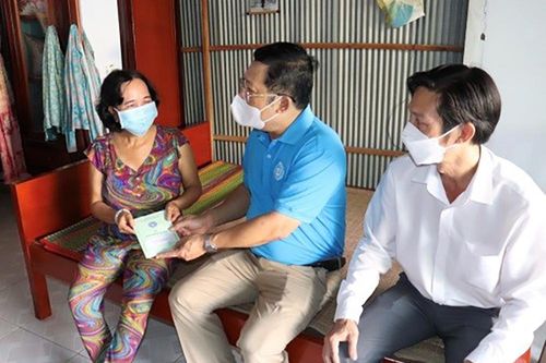 An Giang vận động nguồn lực tặng thẻ bảo hiểm y tế cho học sinh, sổ bảo hiểm xã hội cho người có hoàn cảnh khó khăn