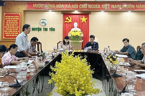 Giám sát Phòng Nội vụ huyện Tri Tôn về công tác đào tạo cán bộ và thi đua