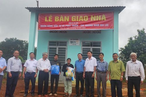 Đức Cơ bàn giao 3 nhà ở cho hộ nghèo