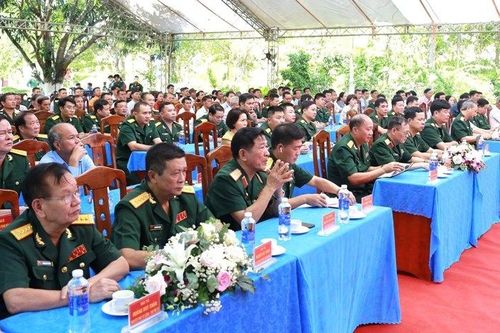 Kỷ niệm 20 năm Ngày truyền thống và đón Cờ thi đua của tỉnh