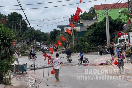 Đổ 2 cột điện tại ngã tư đường tránh thị trấn Đình Lập