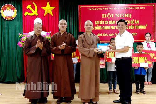 Khơi dậy tinh thần hiếu học thông qua các chương trình trao tặng học bổng