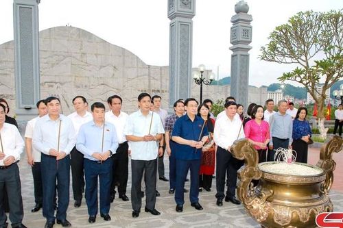 Đồng chí Chủ tịch Quốc hội Vương Đình Huệ dâng hương tại Đền thờ Bác Hồ