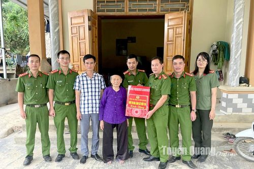 Khối thi đua Cảnh sát điều tra thăm hỏi, tặng quà Mẹ Việt Nam Anh hùng