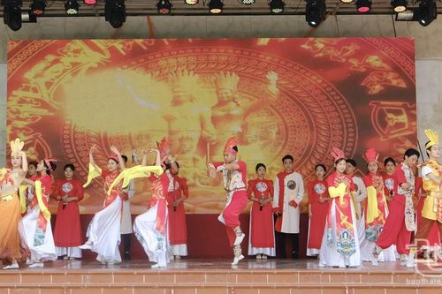 Tưng bừng đêm nhạc hội chào tân sinh viên TUEBA