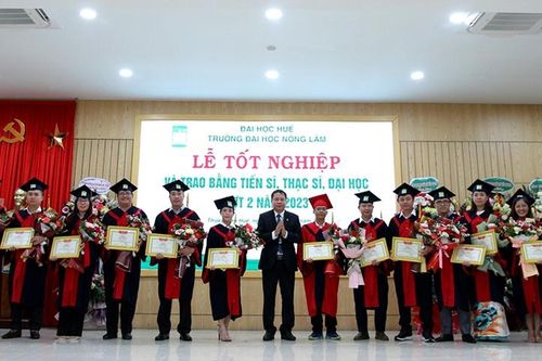 Trường đại học Nông lâm trao bằng cho hơn 350 nghiên cứu sinh, thạc sĩ, kỹ sư, bác sĩ thú y