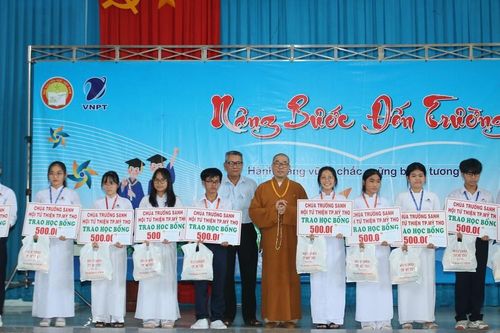 Tiền Giang: Chương trình 'Nâng bước đến trường' trao học bổng cho các em học sinh nghèo, hiếu học