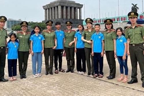 Nhân kỷ niệm Ngày Phụ nữ Việt Nam 20/10: 'Mẹ đỡ đầu' CAND - sắc phục xanh nâng đỡ ước mơ