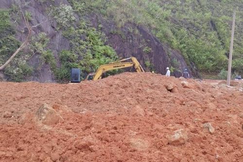 Xử lý hơn 6 nghìn khối đất, đá sạt lở, thông đường Hồ Chí Minh qua Thừa Thiên Huế