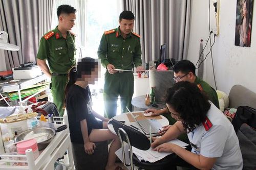 Cơ sở thẩm mỹ tiêm căng bóng da 'chui' cho khách