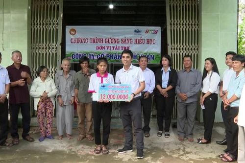 Đồng Tháp: Trao học bổng 'Gương sáng hiếu học' tặng sinh viên Võ Thị Minh Thư