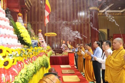 Gắn biển công trình chào mừng 60 năm Ngày thành lập tỉnh Quảng Ninh tại Cung Trúc lâm Yên Tử