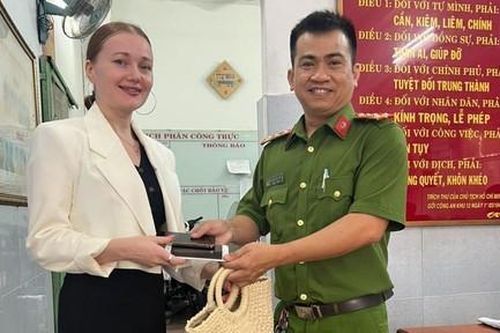 TPHCM: Truy nhanh kẻ cướp giật, trao trả lại tài sản cho nạn nhân là người nước ngoài
