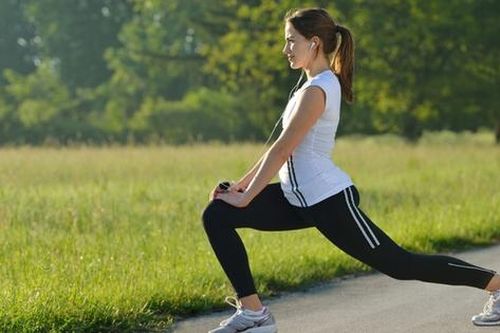 Có nên đi bộ, tập thể dục trong ngày 'đèn đỏ'?