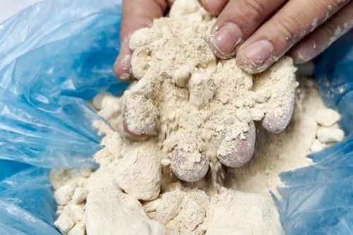 Bắt giam một giám đốc vì bán đất hiếm trái phép