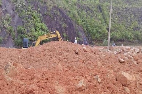 Bốc hàng nghìn mét khối đất, đá do sạt lở để thông tuyến đường Hồ Chí Minh