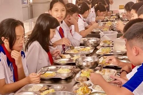 Tổ chức bữa ăn bán trú: 'Quan trọng nhất vẫn là lương tâm, trách nhiệm của hiệu trưởng và nhà bếp'