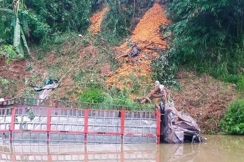 Lùi xe bất cẩn cả tài xế và ô tô rơi xuống vực