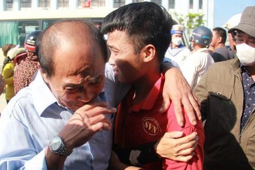 Nước mắt giây phút trùng phùng của hơn 80 ngư dân trong vụ chìm tàu ở Quảng Nam