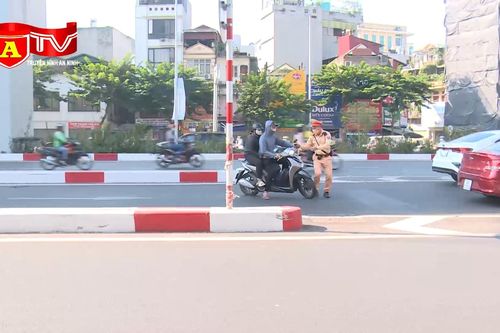 Xử phạt hàng loạt xe máy đi lên đường Vành đai 2 trên cao