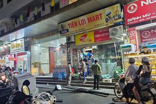 Xử lý nhanh sự cố cháy tại cửa hàng tiện lợi trong khu Linh Đàm