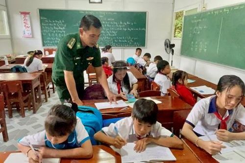 Lớp học giữa bốn bề gió chướng