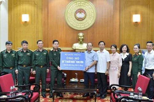BẢN TIN MẶT TRẬN: Bộ Quốc phòng ủng hộ Quỹ 'Vì người nghèo' Trung ương 1 tỷ đồng