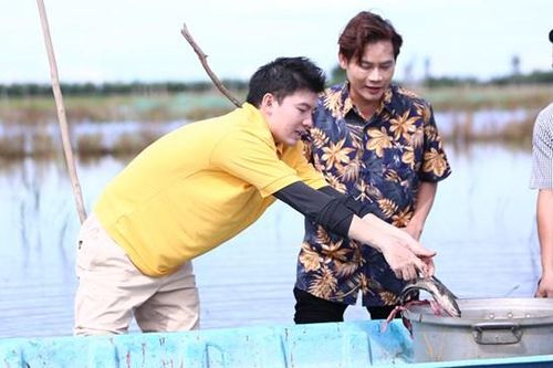 Diễn viên Bi Max thử sức với nghề làm cá khô ở Tam Nông, Đồng Tháp