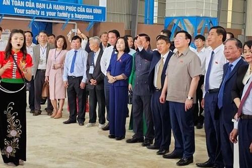 Chủ tịch Quốc hội Vương Đình Huệ cắt băng Khánh thành Nhà máy chế biến cà phê Sơn La