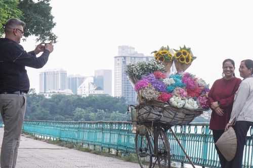 Cuộc đời sau ống kính: Hai phút đẹp đẽ của bà bán hoa rong