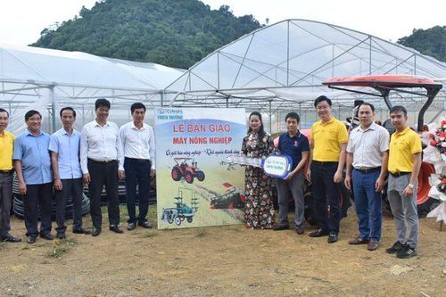 Hỗ trợ thiết bị, máy nông nghiệp cho ba hợp tác xã tại Hòa Bình