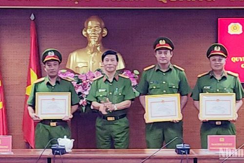 Khen thưởng các đơn vị và cá nhân tham gia giải cứu bé 6 tuổi tại Đà Lạt