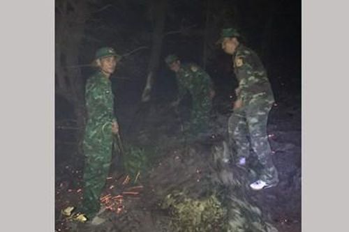 Đồn Biên phòng Cửa khẩu cảng Cửa Lò-Bến Thủy phối hợp dập tắt vụ cháy rừng thông