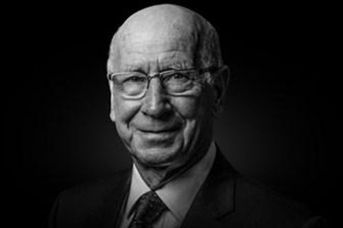 Huyền thoại bóng đá Anh Bobby Charlton qua đời ở tuổi 86