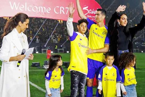 Cậu cả Cristiano Ronaldo Jr làm khó cha